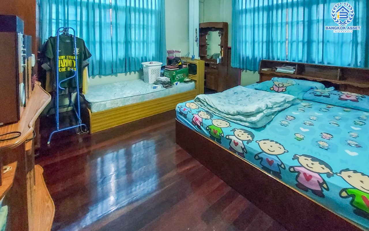 *****บ้านเดี่ยวมือสอง ซอยประชาอุทิศ 9  เนื้อที่กว้างขวางมากถึง 54 ตร.ว. ฟังก์ชัน 3 ห้องนอน 2 ห้องน้ำ ที่จอดรถ 2 คัน บนทำเลเดินทางสะดวก ใกล้รถไฟฟ้าสายสีน้ำเงิน "สถานีสถานีห้วยขวาง" และทางด่วน "กม.9"